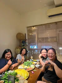 Gia đình chụp ảnh kỷ niệm góc tường nón lá XÈO